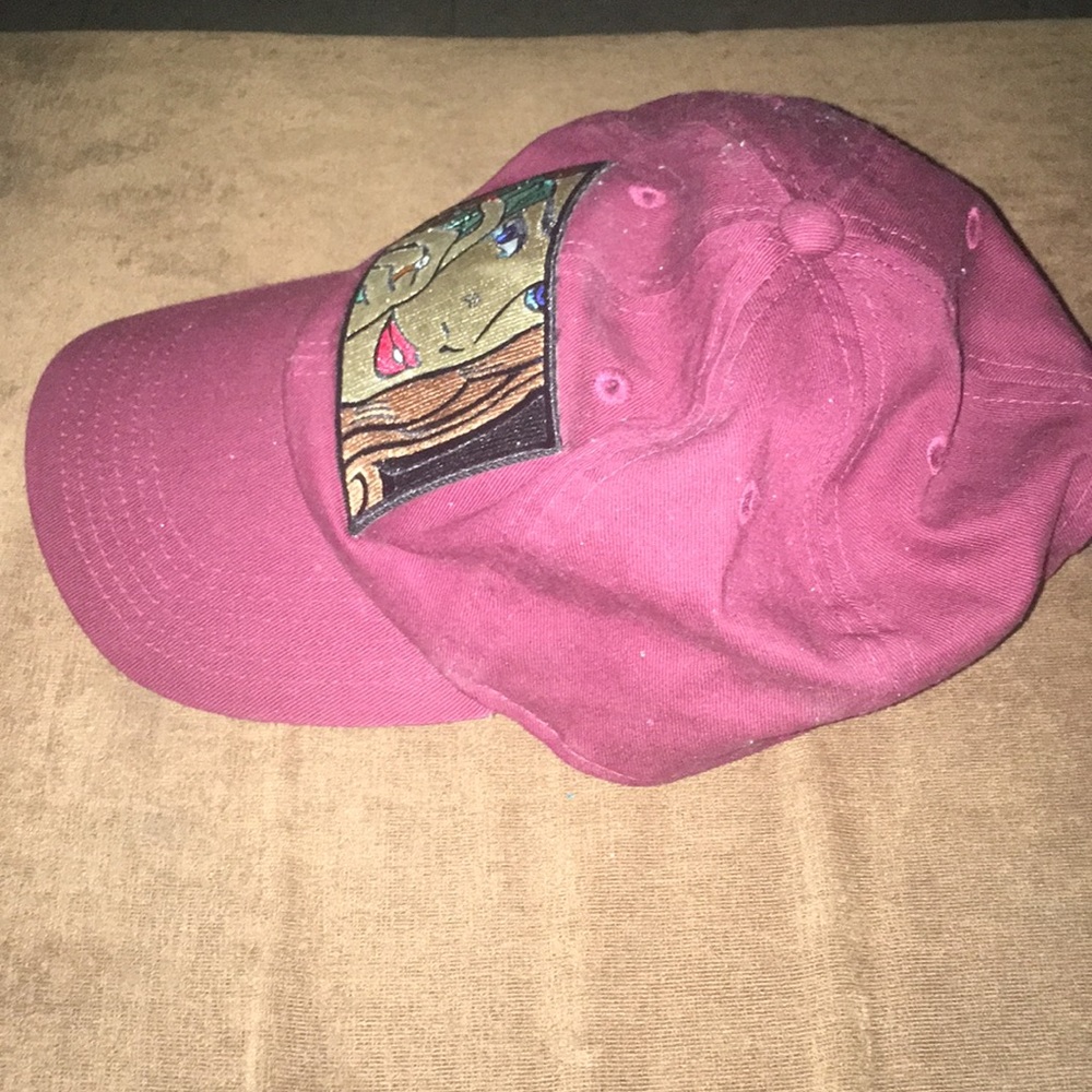 A hat - Picture 2 of 3
